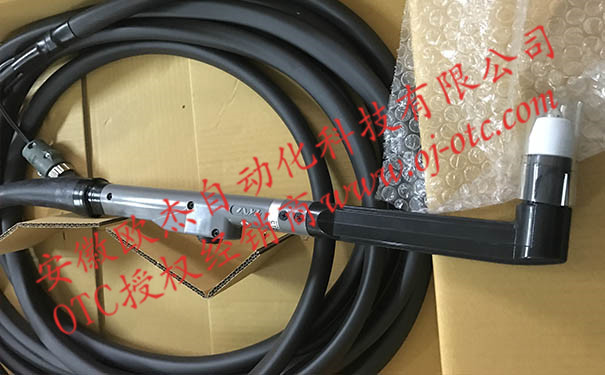 Сварочная горелка OTC CTZW-1201 с изогнутой и длинной рукояткой - вид спереди